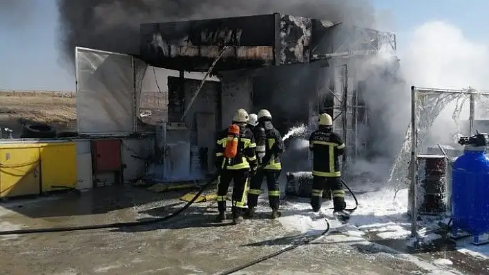 Benzinlik içerisindeki lastikçide korkutan yangın...