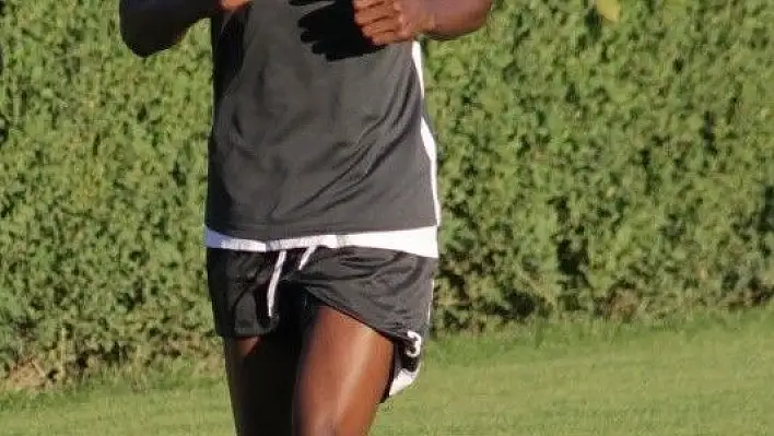 Bernard Mensah forma giyecek
