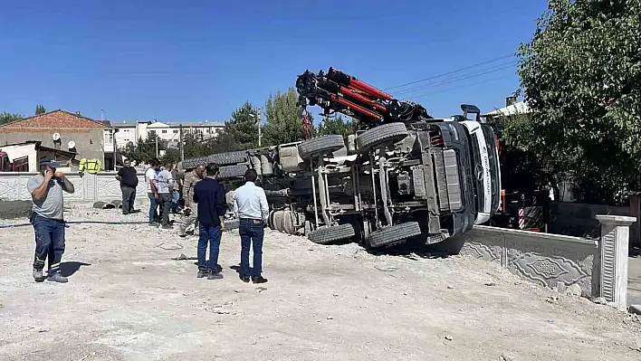 Beton mikseri devrildi