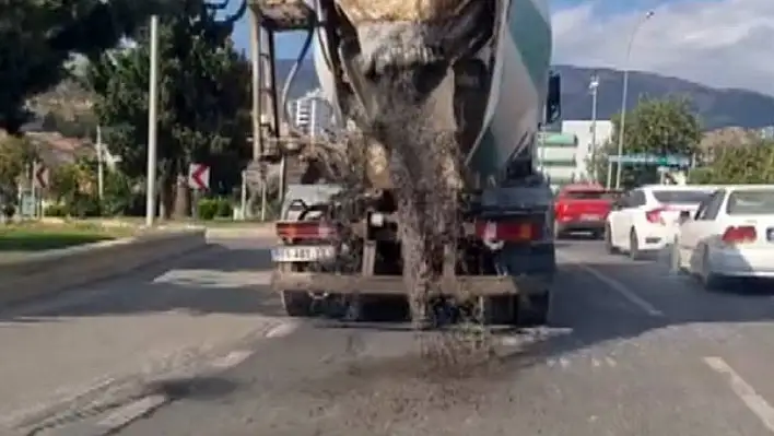 Beton mikseri harcını karayoluna dökerek böyle ilerledi