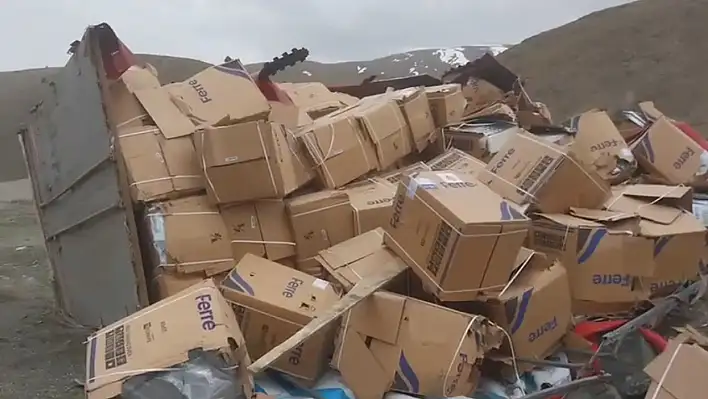 Beyaz eşya yüklü tır devrildi