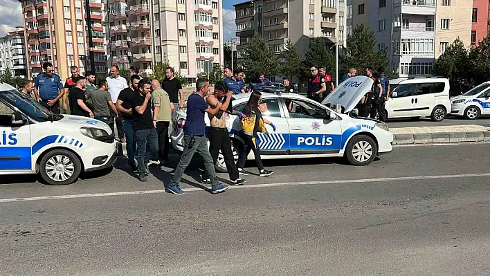 Bıçaklı kavganın şüphelileri polis otomobiline çarptı