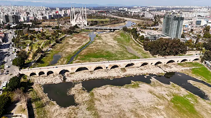 Bin 640 yıllık Taşköprü, işportacıların ve çalgıcıların mekanı oldu