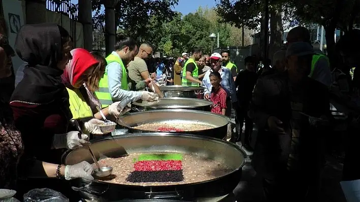 Bin 300 kişilik aşure dağıtıldı
