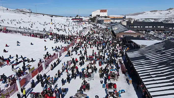 Binlerce turist Kayseri'de