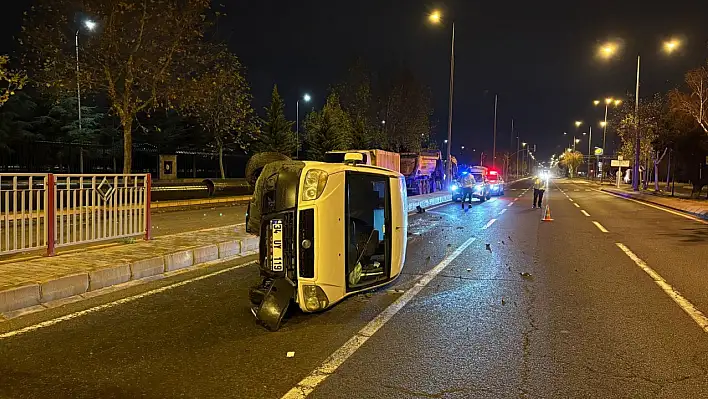 Bir anda yola fırladı: Araç hakimiyetini kaybedip yan yattı