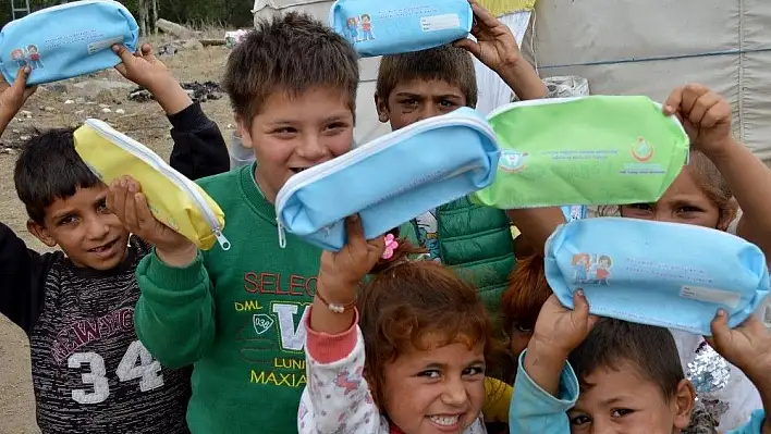 'Bir Gülücük, Bin Mutluluk' dediler,  mevsimlik işçi çocukların yüzünü güldürdüler