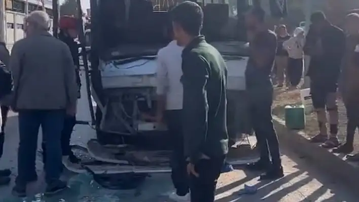 İşçi servisi midibüsü, çekici ve otomobil çarpıştı, 4 yaralı!