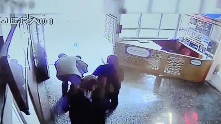 Boğazına şeker takılan öğrenciyi öğretmen Heimlich manevrası ile kurtardı