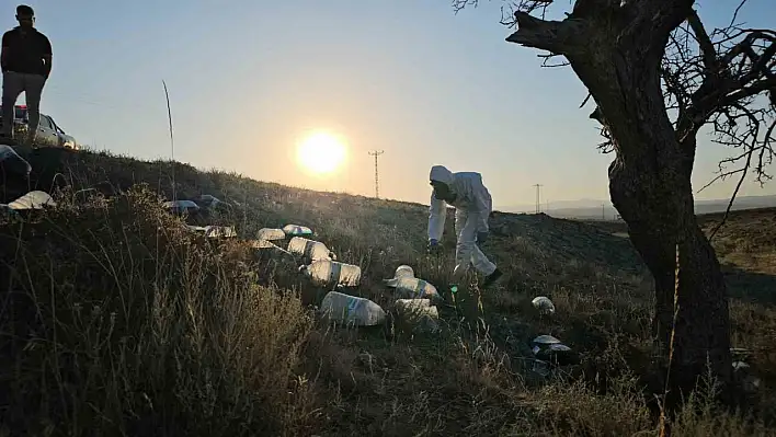 Siyah sıvı dolu bidonlar ekipleri harekete geçirdi