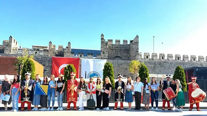 Bosnalı öğrenciler Kayseri'yi geziyor