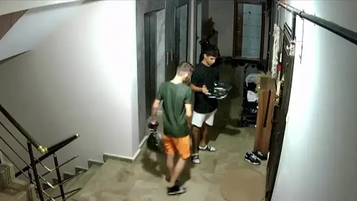 Böyle pişkinlik görülmedi! Göbek atarak ayakkabı çaldılar