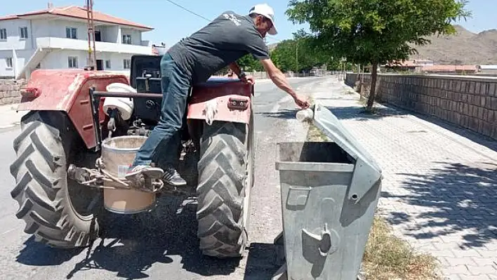 Bu adam ne yapıyor? Çöp konteynerına ne döküyor?