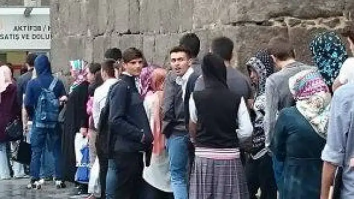  BU DA YAĞMURDA BİLET KUYRUĞU