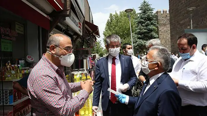 Bu kez şeker değil maske dağıtımlı bayramlaşma