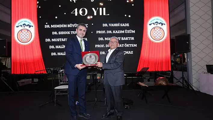 Bu plaket Doktor Memduh Büyükkılıç'a