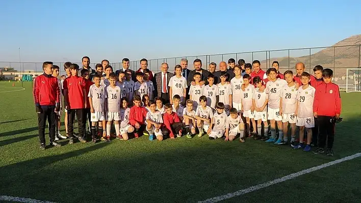 Bülent Uygun, Yerköy Futbol Akademisini ziyaret etti
