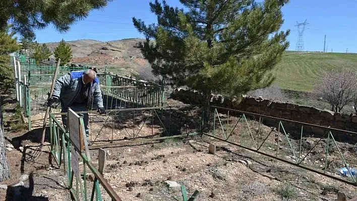 Bünyan Belediyesi mezarlıklarda bakım ve temizlik çalışması yapıyor