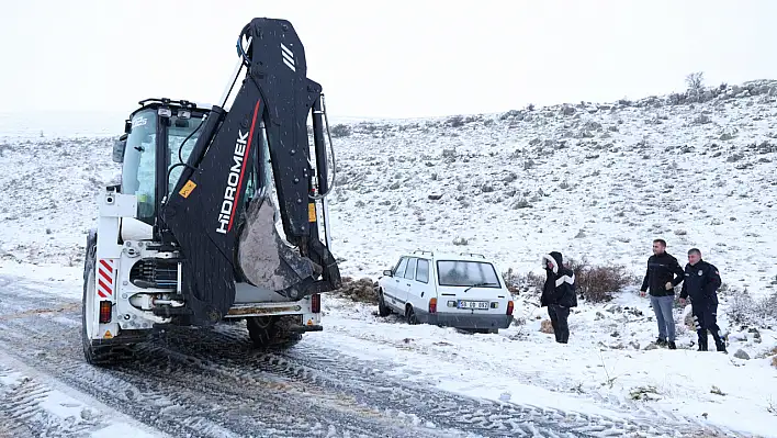 Bünyan'da kar yağışı nedeniyle araç şarampole düştü