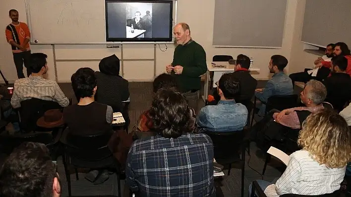 Film Akademi'de Sinema ve Sanat Tarihçisi Burçak Evren ders verdi