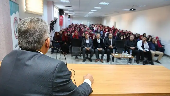 Büyükkılıç, Ali Rıza Özderici Anadolu Kız İmam Hatip Lisesi'nde Kariyer Günleri'nin konuğu oldu
