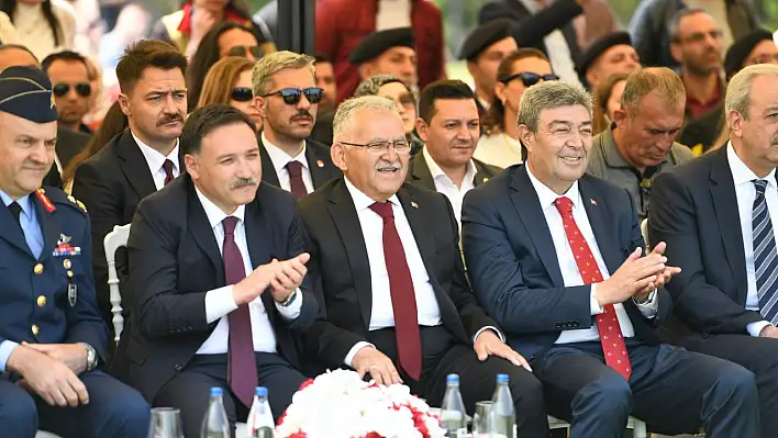 Büyükkılıç: Cumhuriyeti yaşatacak olan gençlerimizdir