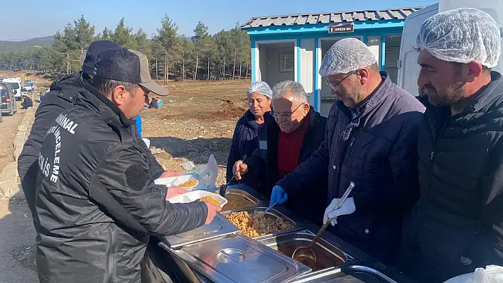 Büyükkılıç, deprem bölgesinde yemek ve çorba dağıttı