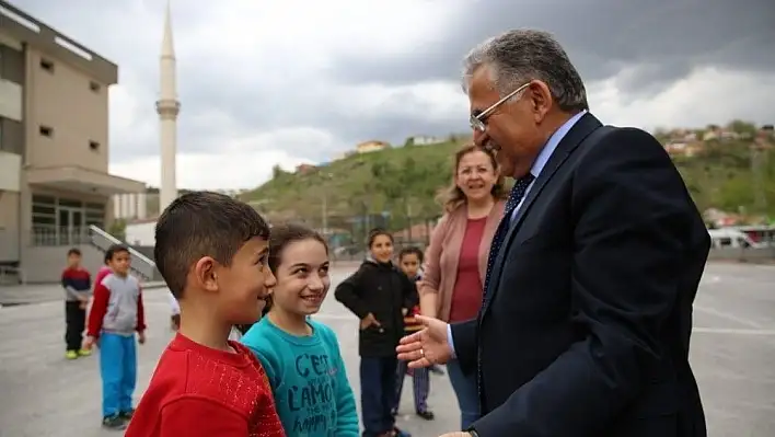 Büyükkılıç, Melikgazi İlköğretim Okulu'nu ziyaret etti
