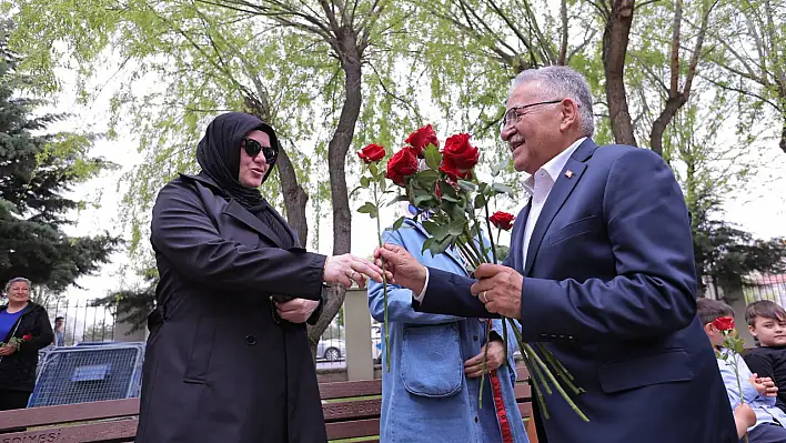 Büyükkılıç şehit annelerine karanfil dağıttı