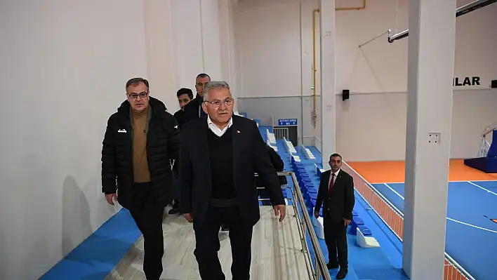 Büyükkılıç, spor salonunu inceledi, basket oynadı