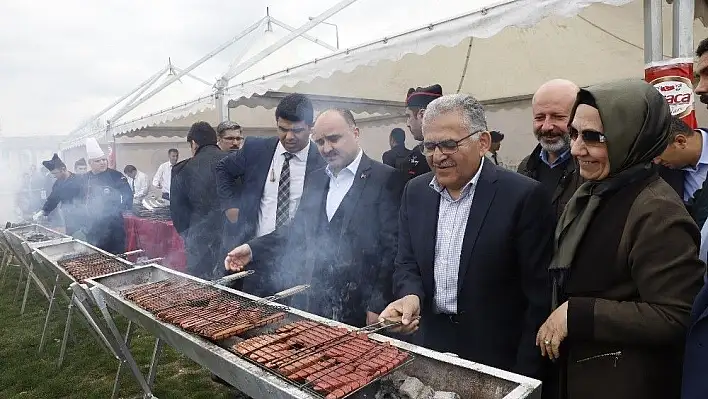 Büyükşehir Belediyesi'nin 23 Nisan Şenliği'ne yaklaşık 10 bin kişi katıldı