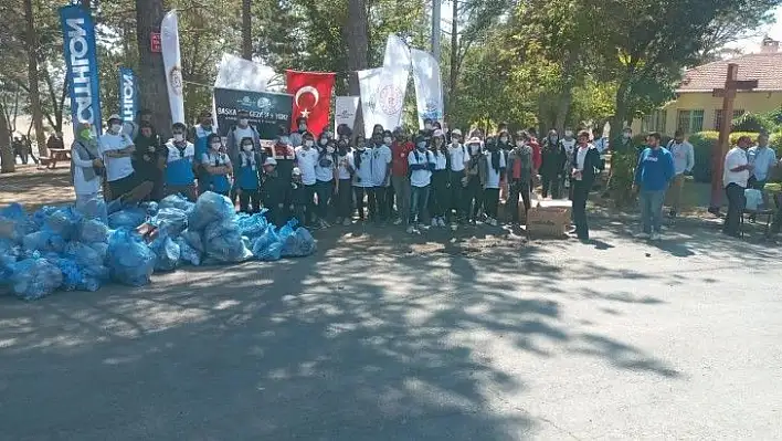 200 gönüllü 700 kilo topladı