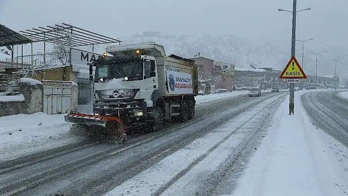 Büyükşehir'den kar yağışına anında müdahale
