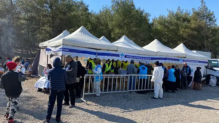 Büyükşehir'den deprem bölgesine sıcak yemek desteği