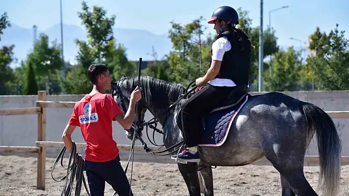 Atlı spor tutkunlarına özel binicilik eğitimi başladı!