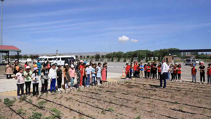 Büyükşehir'in Doğal Ürünler Bahçesi, minikleri ağırladı