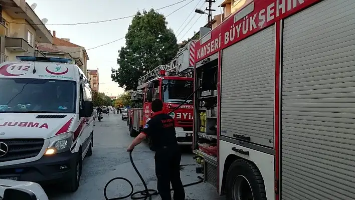 Çatı katındaki kömürlükte çıkan yangın itfaiye ekiplerince söndürüldü