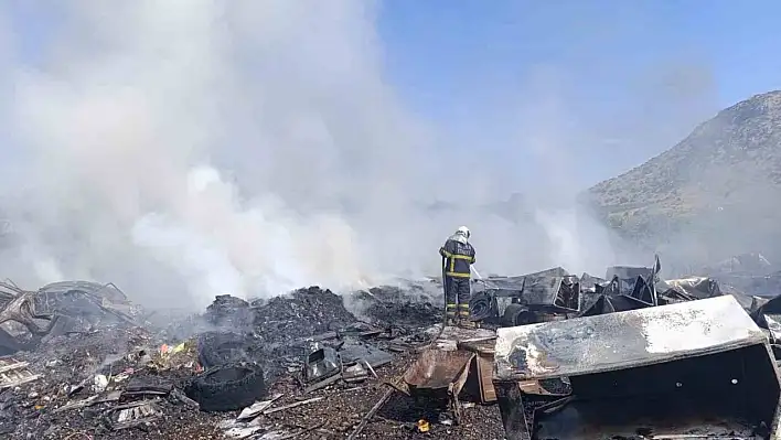 Adana'da çalıları yakarken, hurda tesisini yaktı