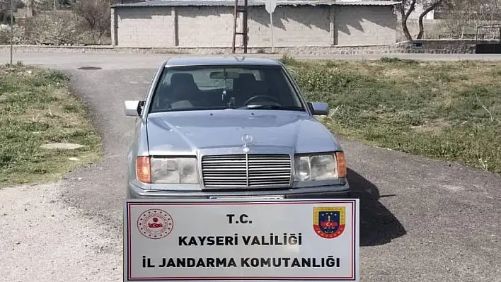 Jandarma, çalıntı otomobilden bakın ne buldu?