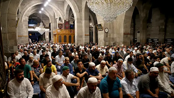 Cami Kebir'de 14 yıllık geleneğe gurbetçiler de katıldı