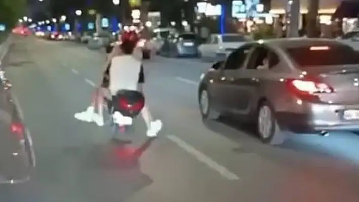 Trafikte tehlike dolu seyahat! Canlarını hiçe saydılar