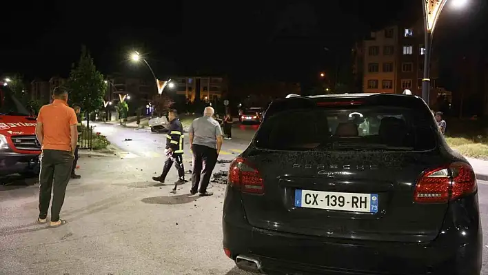 Lüks araçlar çarpıştı: 2 yaralı