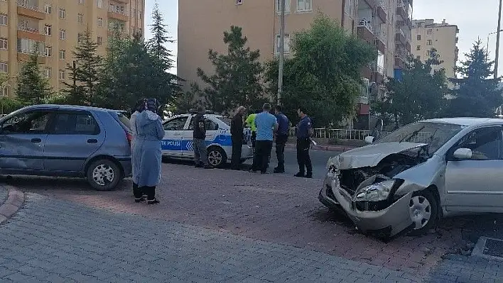 Çarpışan otomobiller kaldırıma çıktı