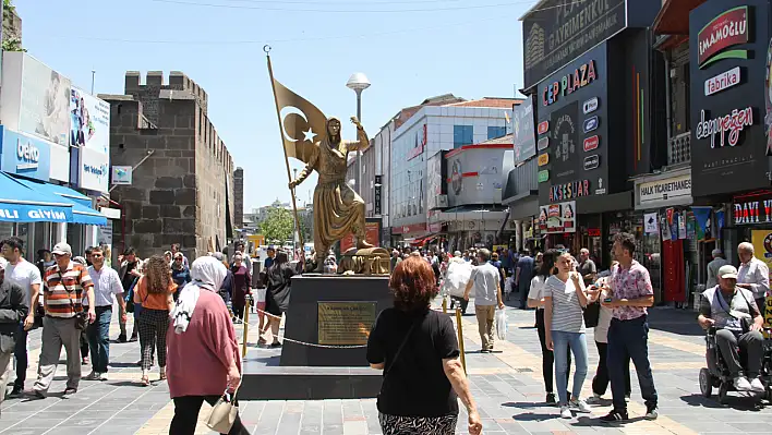 Çarşı pazarda bayram yoğunluğu!