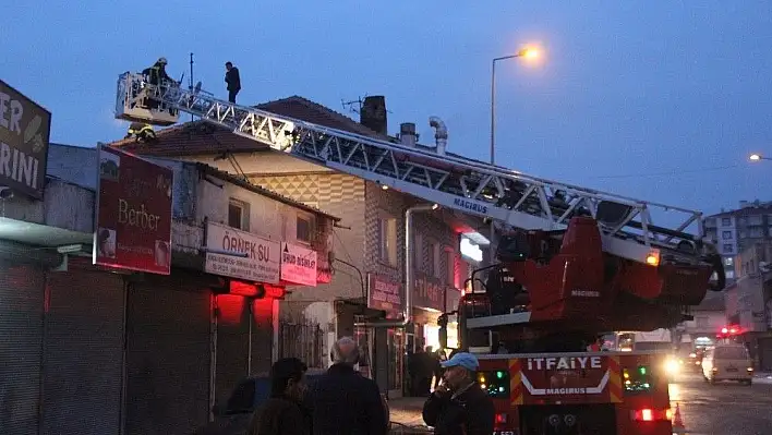 Çatı yangınını itfaiye ekipleri söndürdü