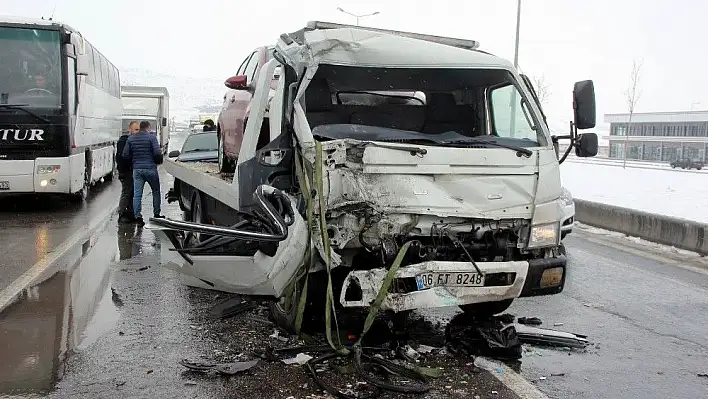 Çekici ile halk otobüsü çarpıştı: 6 yaralı
