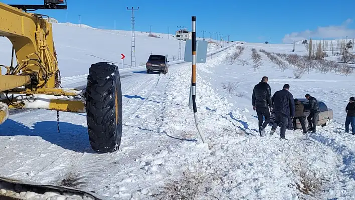 Cenazeye giden araç tarlaya uçtu!