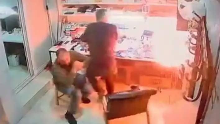 Cep telefonu bataryası patladı