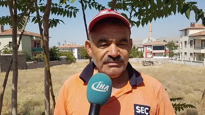 Çevre dostu vatandaş kaldırımları temizliyor
