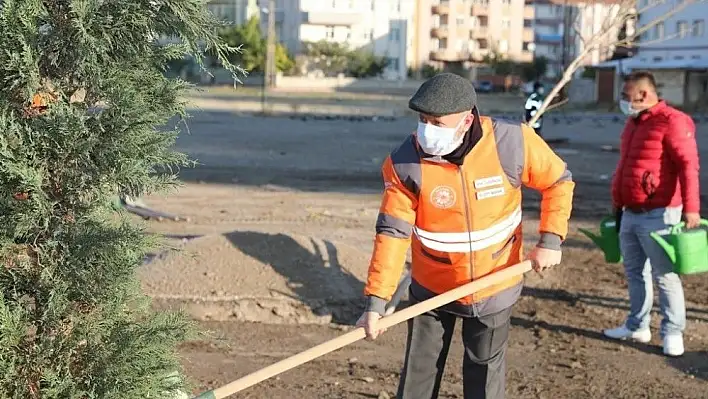 Çolakbayrakdar: Diktiğimiz her ağaç oksijen demektir